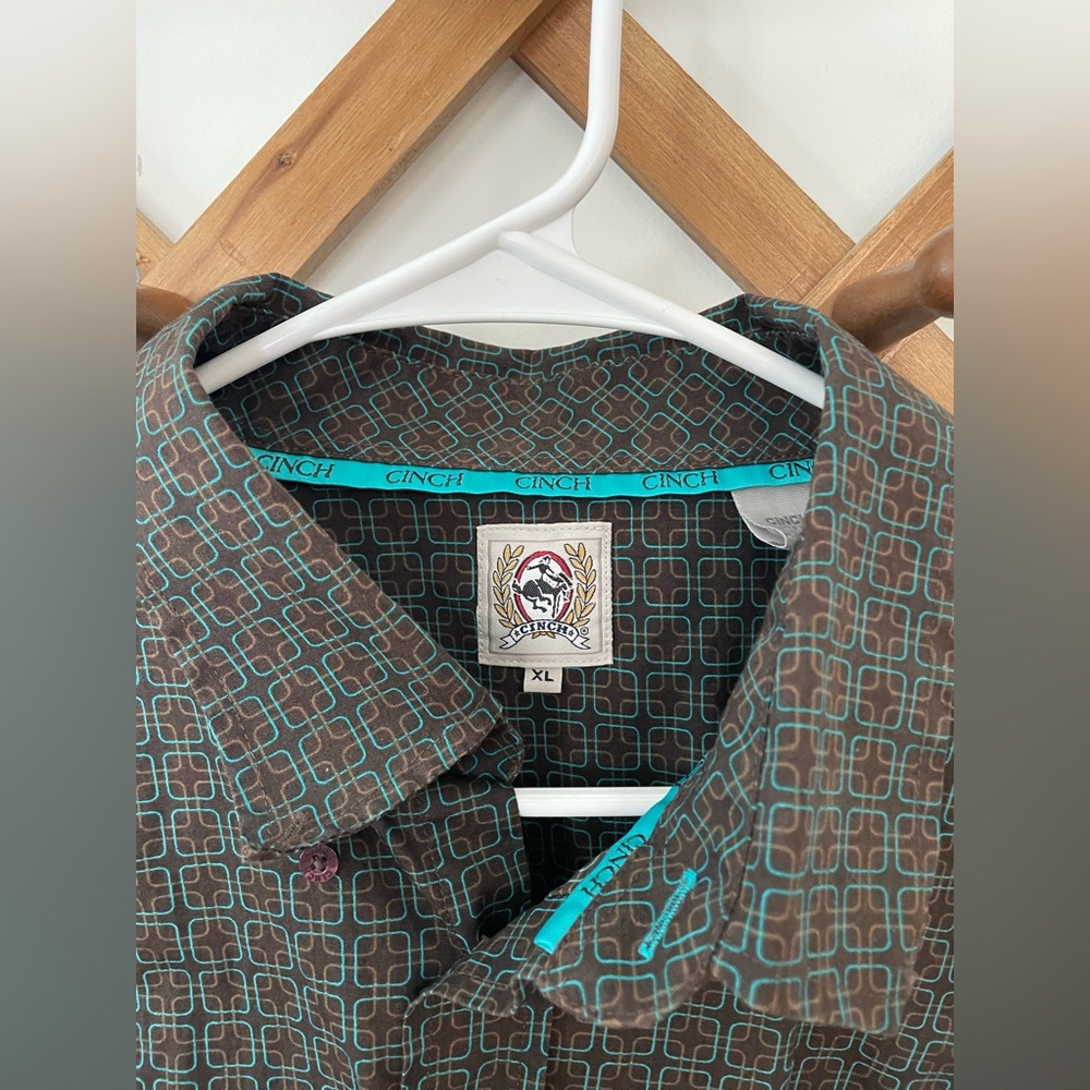 Cinch men’s button down dress shirt. Size XL. Brown and blue.